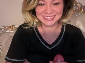 KiraDivine live webcam